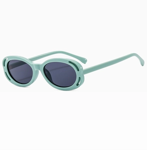 Vue détaillée des lunettes de soleil ovales vert menthe avec monture évidée unique