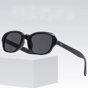Lunettes de soleil ovales noires rétro avec verres gris et détails de rivets