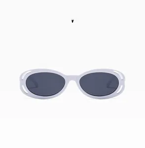 Détail de lunettes de soleil ovales blanches avec design ajouré tendance et verres gris