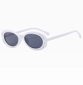 Détail de lunettes de soleil ovales blanches avec design ajouré sur le côté du cadre