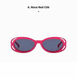 Détail de lunettes de soleil ovales rose rouge avec monture découpée et verres foncés