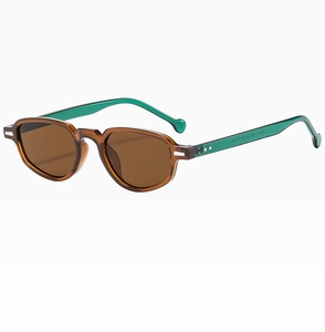 Détail de lunettes de soleil ovales avec monture thé et branches vert émeraude