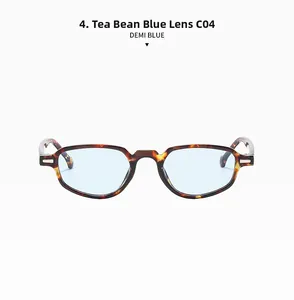 Détail de la monture rétro en écaille C04 avec des verres de couleur bleu clair