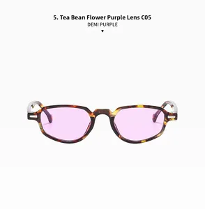 Gros plan détaillé des lunettes de soleil ovales en écaille avec des verres violet clair