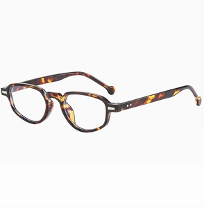 Détail latéral de la monture de lunettes vintage en écaille de tortue au design ovale