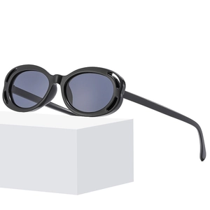Lunettes de soleil ovales à monture ajourée noire avec des verres gris foncé tendance
