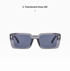 Detailaufnahme der transparent grauen rechteckigen Sonnenbrille mit Metallnieten und dunklen Gläsern