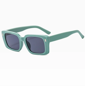 Detailansicht der minzgrünen eckigen Sonnenbrille mit silbernen Nieten auf dem Rahmen