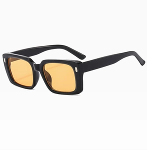 Details einer quadratischen Vintage-Sonnenbrille mit schwarzem Rahmen und gelben Gläsern