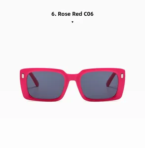 Frontansicht der rosaroten rechteckigen Sonnenbrille mit silbernen Akzenten auf weißem Grund