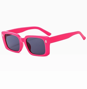 Detail der quadratischen rosa Oversize-Sonnenbrille mit Silbernieten und grauen Gläsern