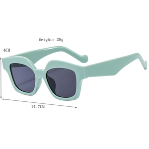 Lunettes de soleil carrées vert menthe avec verres gris foncé et monture épaisse tendance