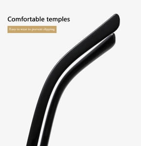Détail des branches noires lisses sur lunettes œil de chat avec design antidérapant