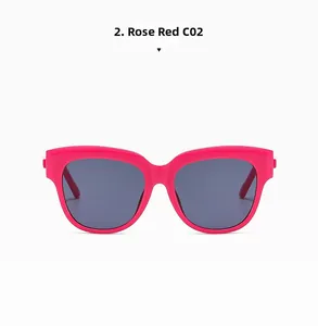 Détail de lunettes de soleil œil de chat rose rouge avec verres gris foncé et code C02
