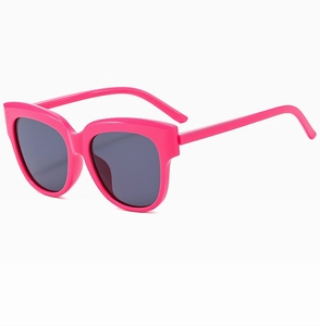 Vue détaillée des lunettes de soleil œil-de-chat rose vif avec monture épaisse et verres