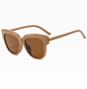 Détail des lunettes de soleil kaki à monture épaisse avec design œil de chat rétro
