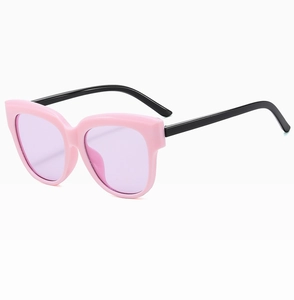 Détail de lunettes de soleil œil de chat roses avec branches noires et verres violets