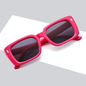 Lunettes de soleil carrées rose vif pour femmes avec verres foncés et rivets argentés