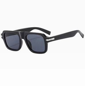 Détail de lunettes de soleil carrées noires avec ornements métalliques argentés sur les branches