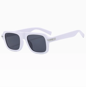 Détail de lunettes de soleil carrées blanches avec charnière en métal argenté
