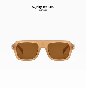 Gros plan sur des lunettes de soleil rectangulaires rétro en thé glacé et marron
