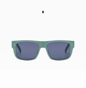 Detailansicht der mattgrünen rechteckigen Sonnenbrille mit silbernen Akzenten und grauen Gläsern