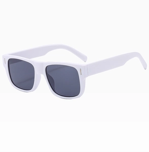 Details einer weißen quadratischen Sonnenbrille mit Goldakzenten und grauen Gläsern