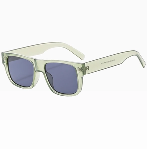 Detailansicht des Brillenbügels mit Modellnummer 2N3732 und Größe auf der grünen Sonnenbrille