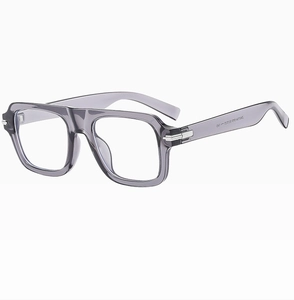 Détail de la monture de lunettes carrée en acétate gris clair avec accents en argent