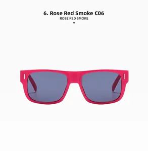 Detail der rosaroten quadratischen Sonnenbrille mit grauen Gläsern und Nietenakzenten