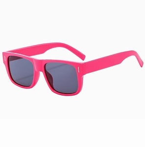 Detail einer quadratischen Sonnenbrille in Pink mit Metallnieten und grauen Gläsern