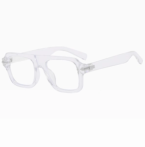 Vue détaillée d'une monture de lunettes carrée transparente avec charnières en métal