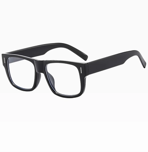 Detail der quadratischen schwarzen Brille mit silbernen Nieten und klaren Gläsern