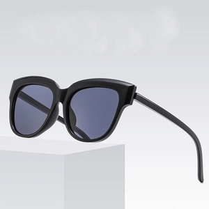 Lunettes de soleil papillon surdimensionnées à monture noire et verres teintés foncés