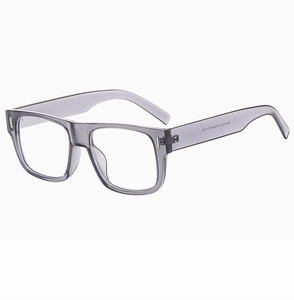 Detailansicht der transparent grauen quadratischen Sonnenbrille mit klaren Gläsern und Bügeln