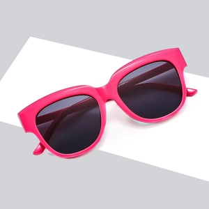 Lunettes de soleil cat-eye oversize rose vif avec verres foncés pour un look rétro tendance
