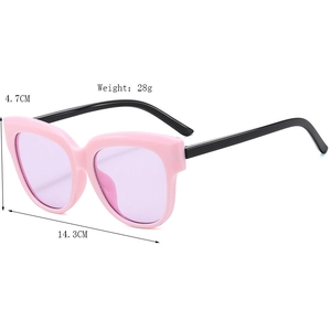 Lunettes de soleil œil de chat rétro avec monture rose et verres violets, vue à 45 degrés
