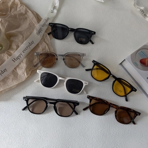 Lunettes de soleil carrées UV400 pour enfants en plusieurs couleurs et monture chic