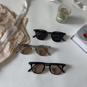 Lunettes de soleil enfant mode UV400 en résine noire et grise avec protection certifiée
