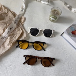 Trois lunettes de soleil rondes rétro pour enfants avec protection UV400