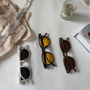 Gros plan détaillé de lunettes de soleil rondes pour enfants avec verres UV400