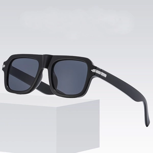 Lunettes de soleil rétro carrées noir mat avec verres gris foncé et détails argentés