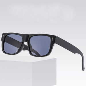 Klassische eckige Sonnenbrille mit schwarzem mattem Gestell und hellblauen Gläsern