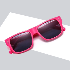 Retro quadratische Sonnenbrille in Pink mit grauen Gläsern und dekorativen Nieten
