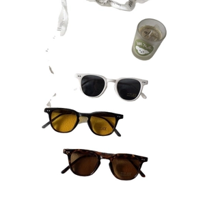 Trois paires de lunettes de soleil UV400 pour enfants en blanc, noir et écaille de tortue