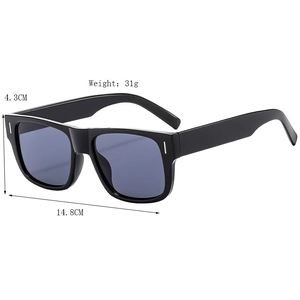 Retro-Sonnenbrille in quadratischer Form mit silbernen Nieten und Maßen der Fassung