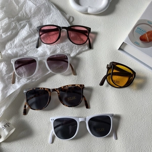 Kids Foldable Sunglasses UV400 Protection Square PC Frame Retro Fashion Eyewear For Boys Girls Outdoor