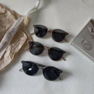 Détails de lunettes de soleil rétro pour enfants avec monture plastique et rivets en métal