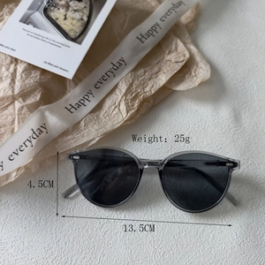 Lunettes de soleil tendance gris transparent pour enfants avec protection UV de 13,5 cm
