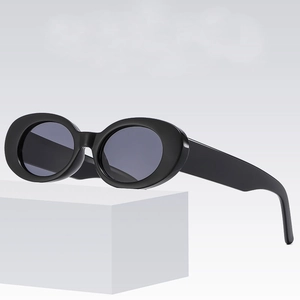 Lunettes de soleil ovales rétro en noir brillant avec monture épaisse en résine
